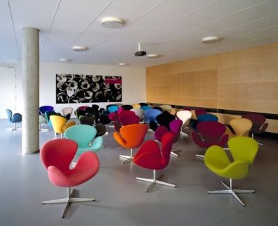 Кресло с обивкой Swan (Arne Jacobsen) A062 черный